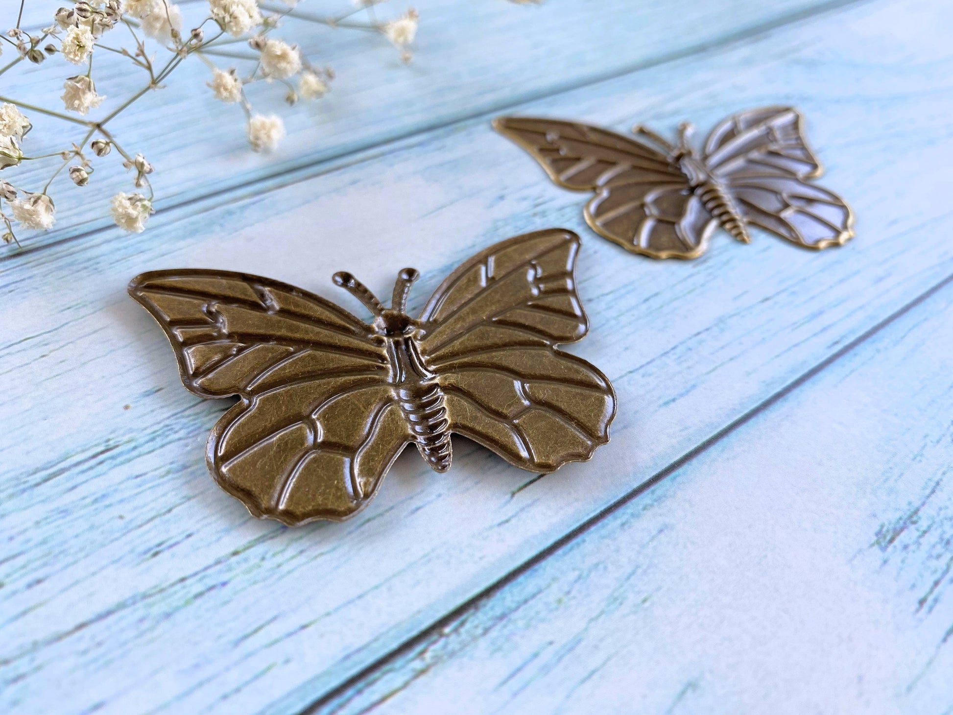 https://www.vialysa.com/cdn/shop/products/filigree-2pcs-metal-butterfly-diy-crafts-embellishments-vialysa-29222756221125_1946x.jpg?v=1649067119